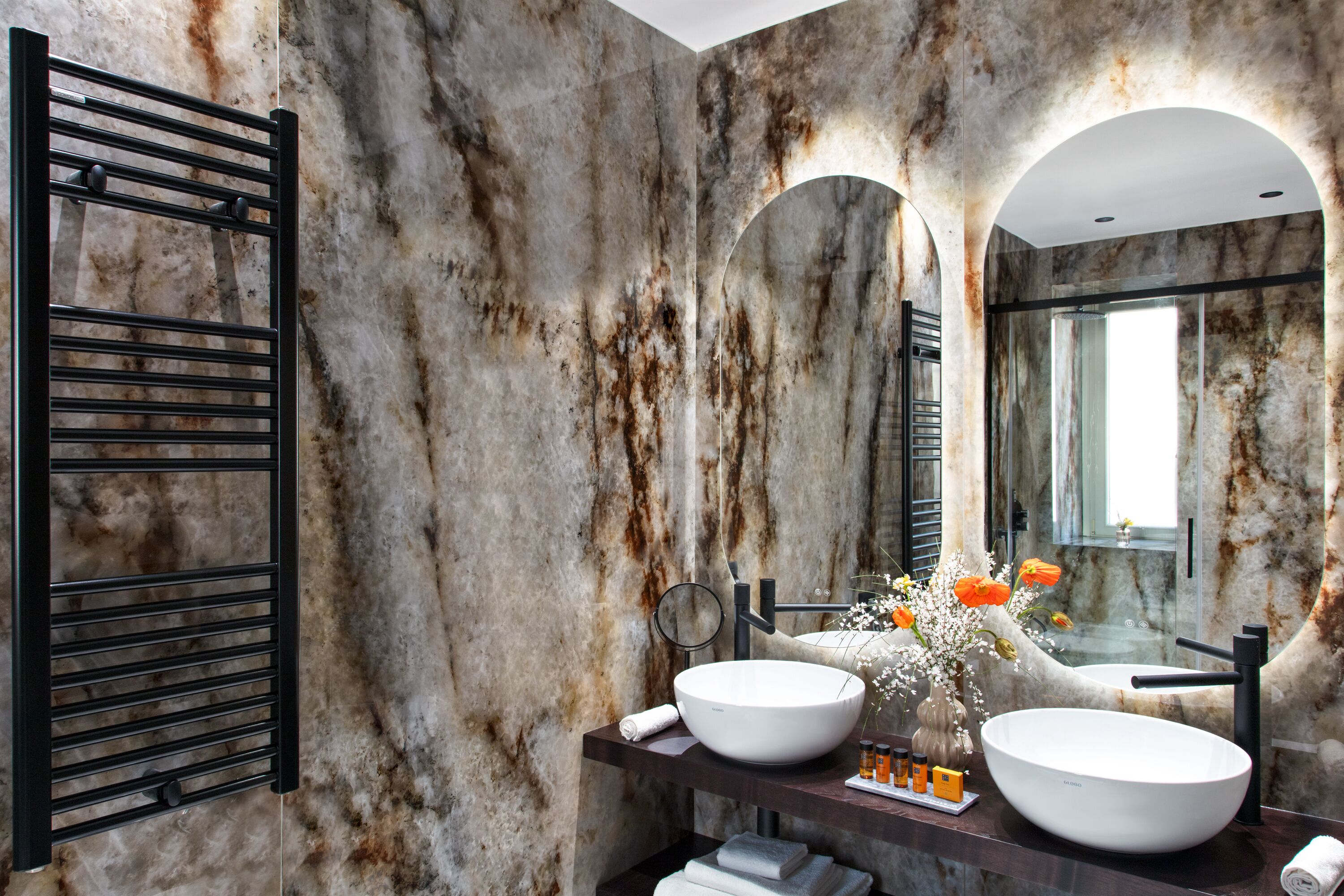 Appartement luxueux, vue sur le jardin | Salle de bain | Douche, séchoir à cheveux, pantoufles, bidet