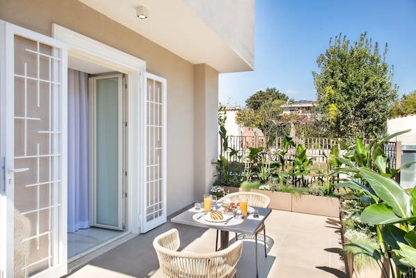 Luxury Apartment, Garden View | Garden view - Dama Luxury Apartment (Pompei)