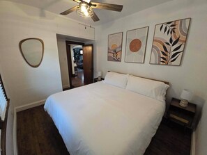 2 slaapkamers, een bureau, een strijkplank/strijkijzer, gratis wifi