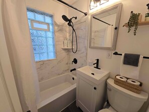 Een haardroger, handdoeken, zeep, shampoo