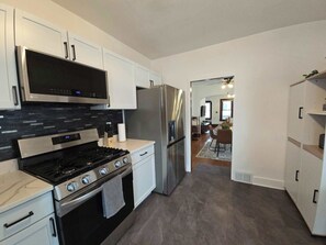 Jääkaappi, mikroaaltouuni, uuni, liesi