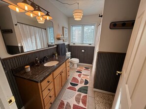 Hair dryer, towels - The Hive, a spacious secluded, pet-friendly retreat! (Barnes)