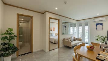 Apartamento superior, 1 cama King e sofá-cama, vista para a cidade | Área de estar | TV 32 polegadas com canais a cabo
