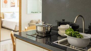 Double Room, 1 King Bed | Private kitchen