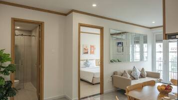 Double Room, 1 King Bed | Living area | 32-inch TV with cable channels