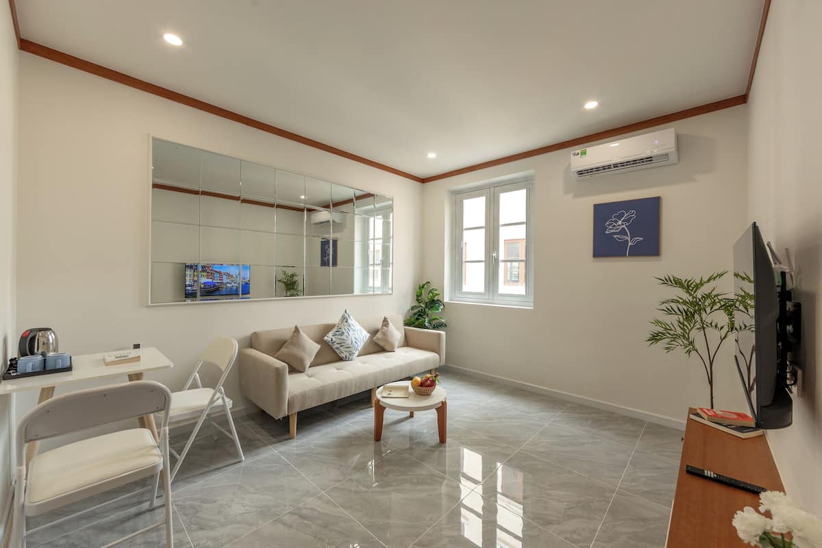 Deluxe Double Room | Living area | 32-inch TV with cable channels