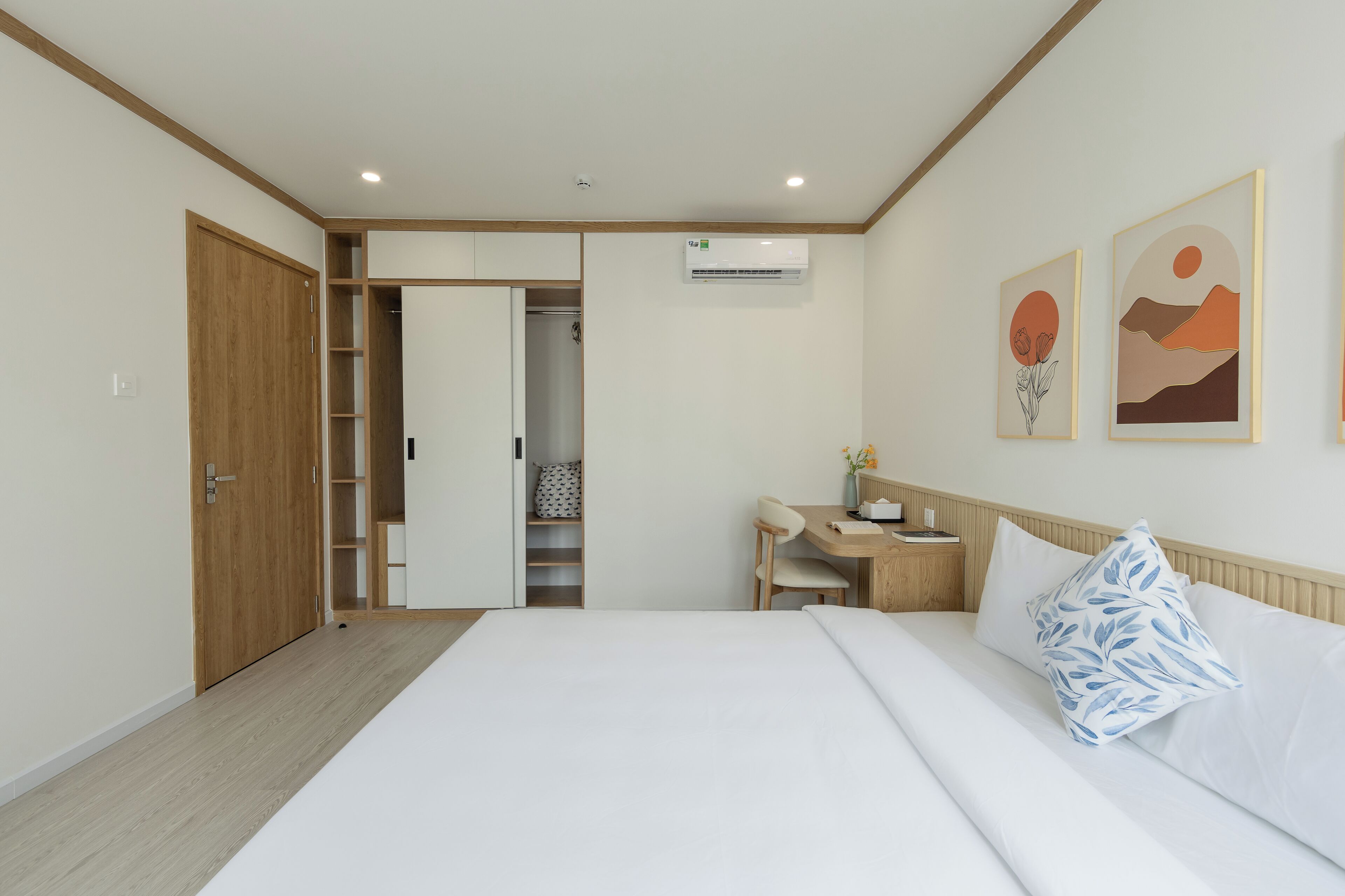 Laptop workspace, free WiFi