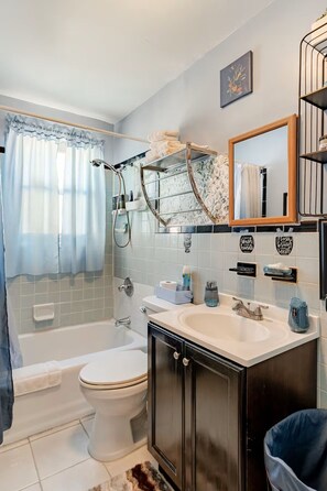 Hair dryer, towels, soap, shampoo - Beautiful Clean Private 1-bedroom apartment Queens, NY (JAMAICA)