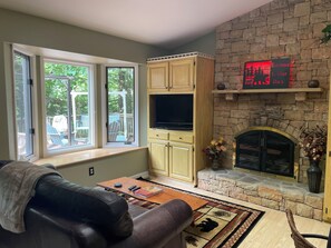 TV, fireplace - Cozy 3-bedroom cabin in charming Blowing Rock perfect for relaxing (Blowing Rock)