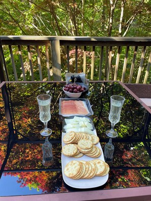 Outdoor dining - Cozy 3-bedroom cabin in charming Blowing Rock perfect for relaxing (Blowing Rock)