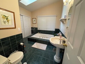 Bañera de hidromasaje, secador de pelo, toallas y jabón