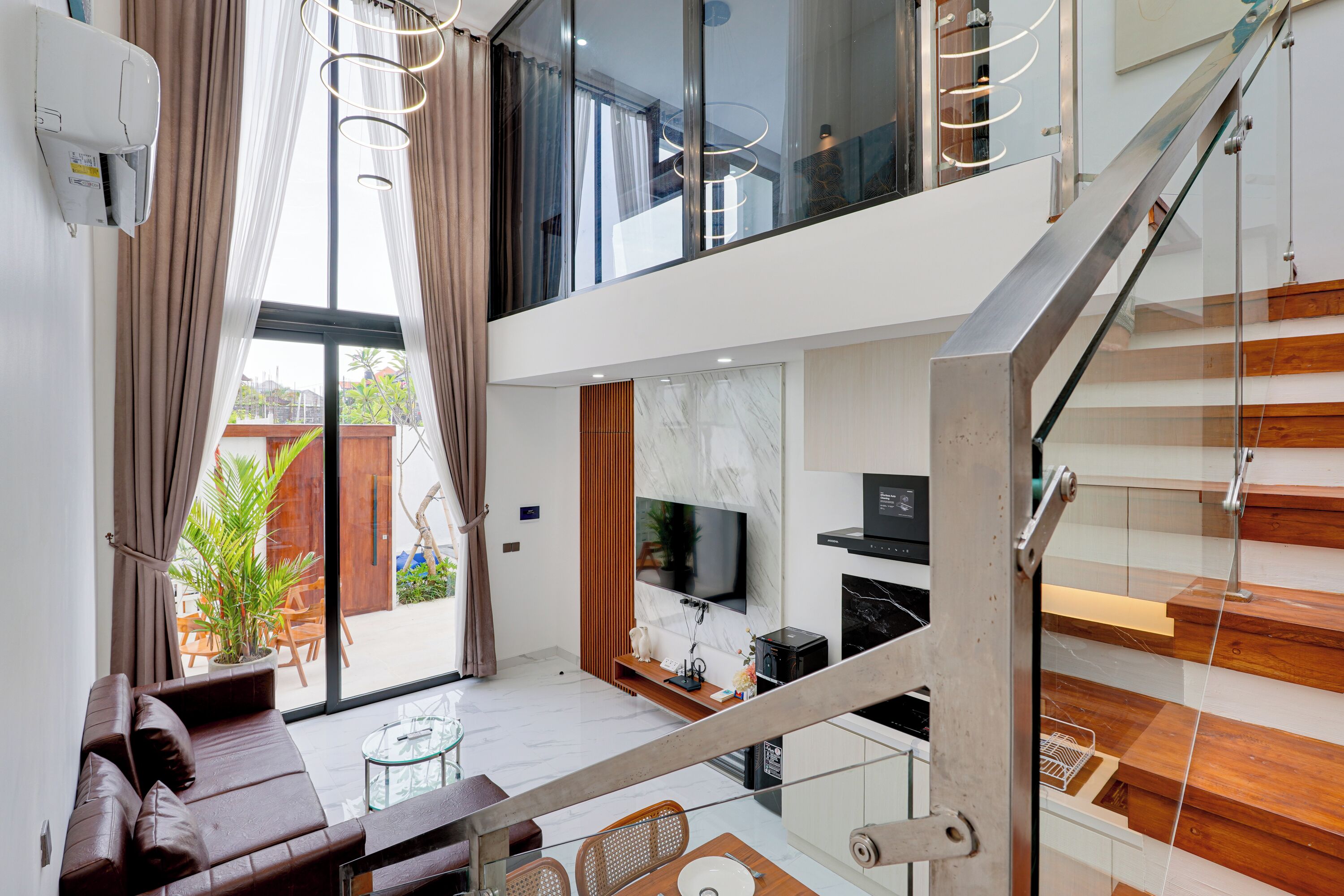 빌라, 발코니, 수영장 전망 | 거실 공간 | 디지털 채널 시청이 가능한 43인치 LED TV, 넷플릭스, 스트리밍 서비스