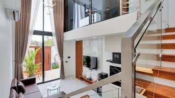 Vila, balkon, pemandangan kolam renang | Area keluarga | Televisi LED 43-inci dengan saluran TV digital dan Netflix