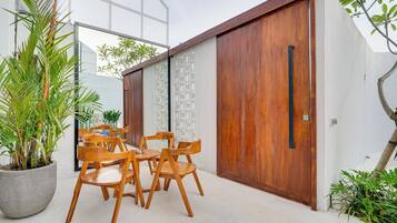 Villa, balcón, vistas a la piscina | Restaurante al aire libre