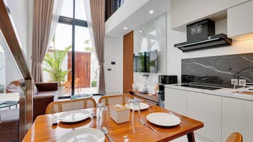 Vila, balkon, pemandangan kolam renang | Tempat makan