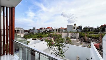 Vila, balkon, pemandangan kolam renang | Halaman properti