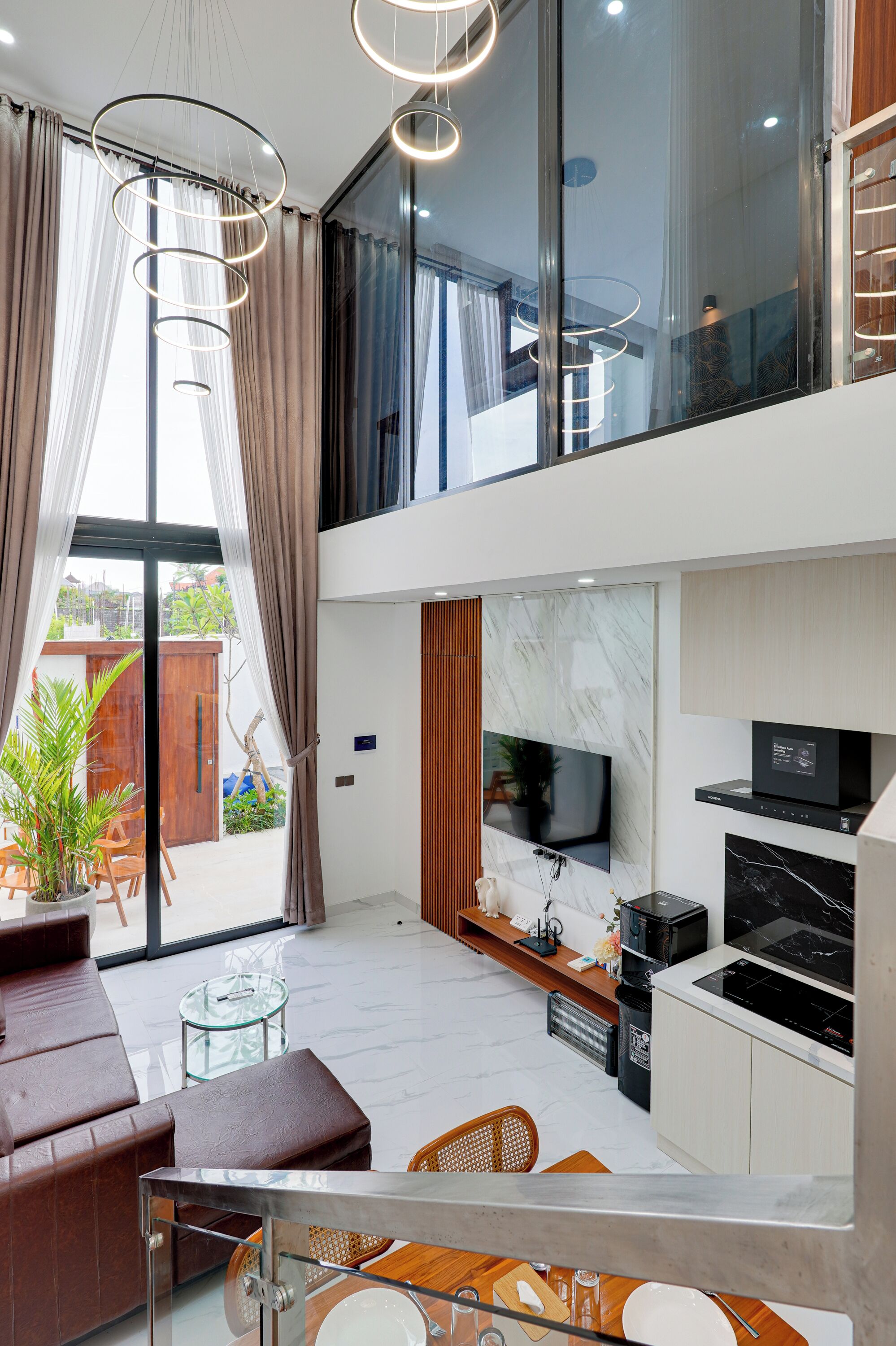 Vila, balkon, pemandangan kolam renang | Area keluarga | Televisi LED 43-inci dengan saluran TV digital dan Netflix