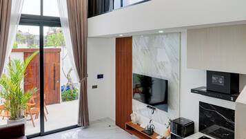 Vila, balkon, pemandangan kolam renang | Area keluarga | Televisi LED 43-inci dengan saluran TV digital dan Netflix