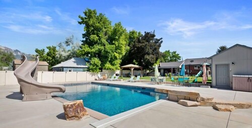 In ground Pool in the Summer!  Hot tub and 15 min to skiing in the Winter!