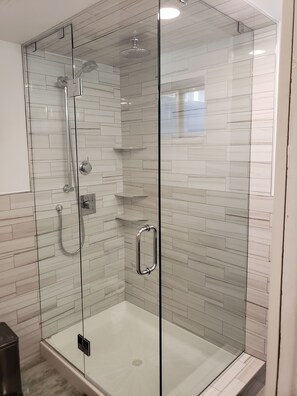 Dusche, Haartrockner, Bidet, HandtĂŒcher