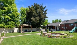 Exterior - In ground Pool in the Summer!  Hot tub and 15 min to skiing in the Winter! (Sandy)
