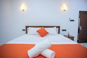 3 bedrooms, desk, iron/ironing board, free WiFi - 3-bedroom villa in peaceful Weligama with AC comfort (Weligama)