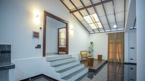 Ein modernes Interieur mit Treppe, einer Holzbank und einer Pflanze.