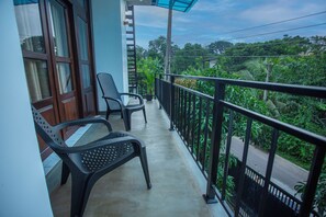 Property grounds - 3-bedroom villa in peaceful Weligama with AC comfort (Weligama)
