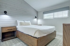 Tabla de planchar con plancha, internet y ropa de cama 