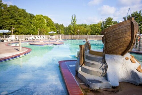 Mountain Vacations for Everyone - Pocono Mountain Villas by Exploria Resorts 2H