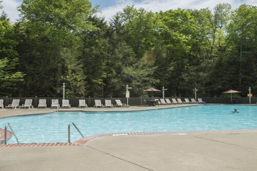 Mountain Vacations for Everyone - Pocono Mountain Villas by Exploria Resorts 2H