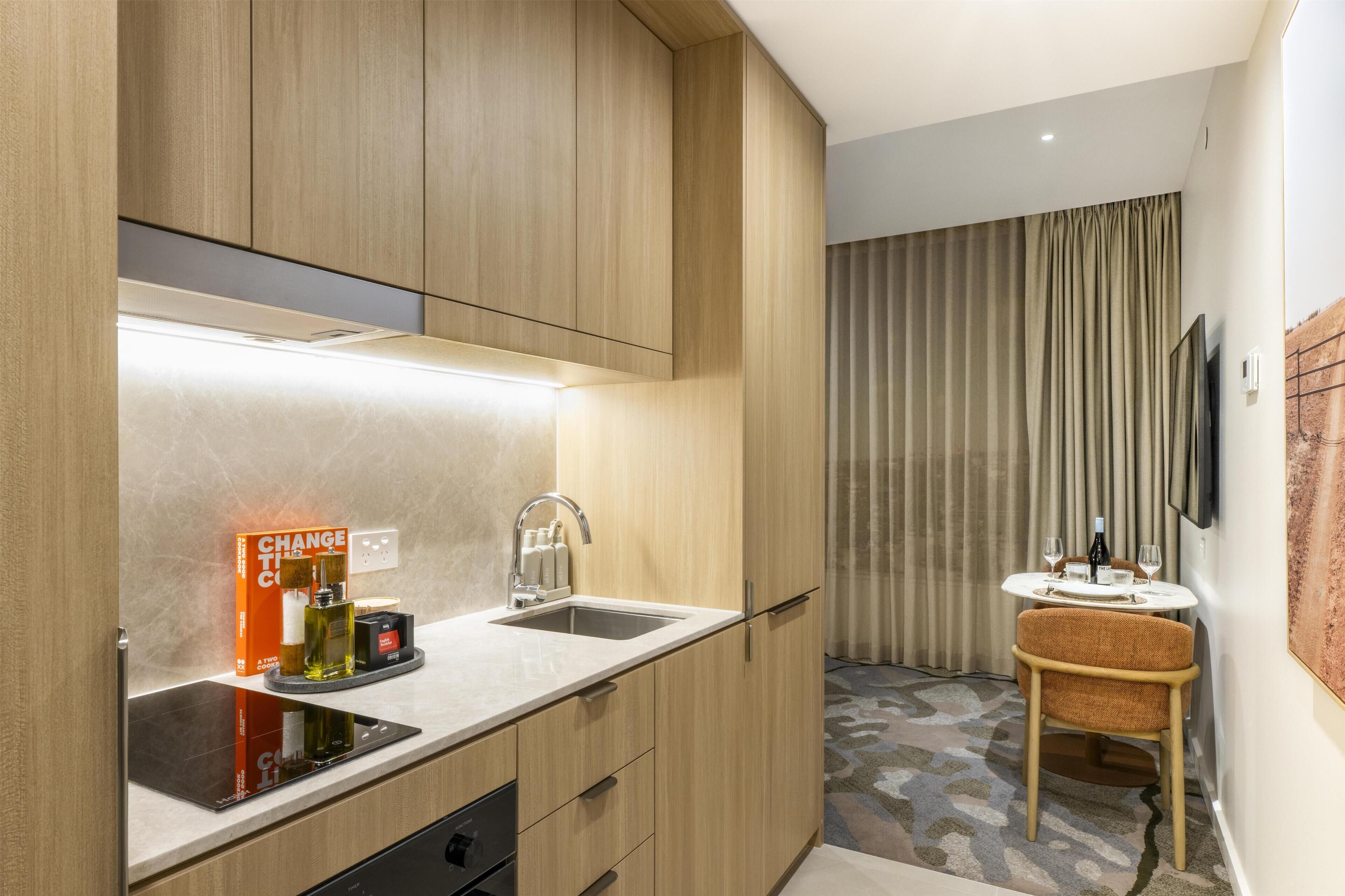 加厚床垫、客房内保险箱、笔记本电脑工作区、遮光窗帘