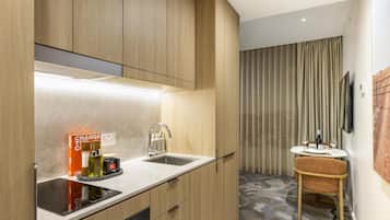 Colchones con pillow-top y caja de seguridad en la habitación