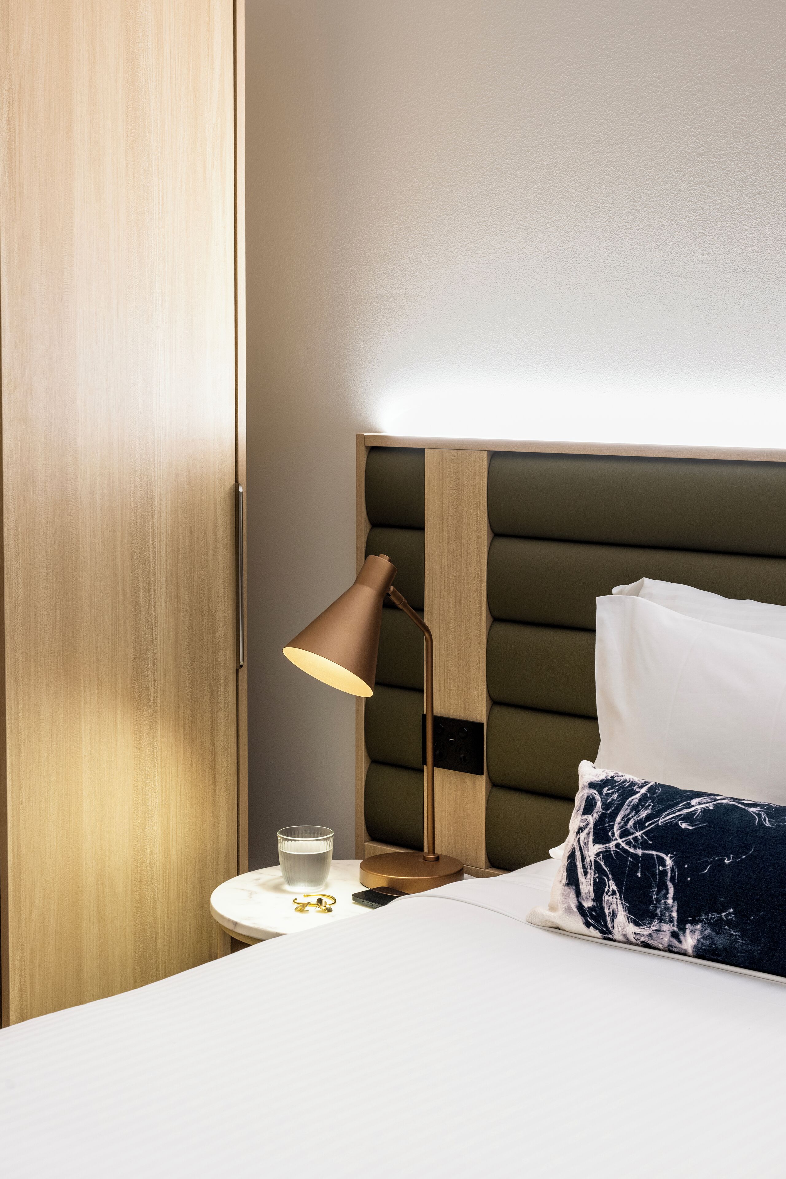 Caixa forta a l'habitació i espai de treball apte per a portàtils 