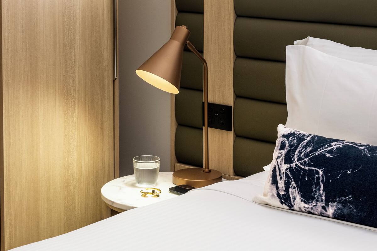 Caixa forta a l'habitació i espai de treball apte per a portàtils