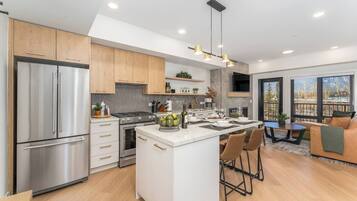 Réfrigérateur, micro-ondes, four, plaque de cuisson