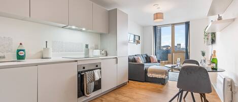 Kjøleskap, mikrobølgeovn, ovn og kokeplater