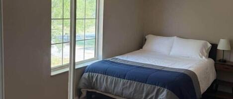 5 habitaciones, tabla de planchar con plancha, wifi y ropa de cama