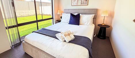 Deluxe Townhome, Garden View | Iron/ironing board, free WiFi