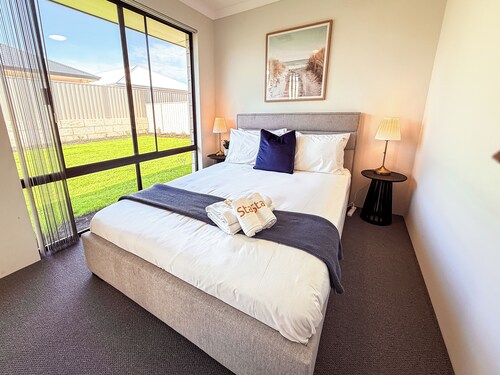 StayAU 4BRM Family Beach Retreat