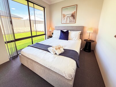 StayAU 4BRM Family Beach Retreat