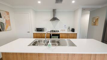 Deluxe Townhome, Garden View | Private kitchen