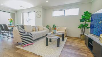 Deluxe Townhome, Garden View | Living area