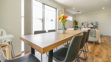 Townhouse Deluks, pemandangan kebun | Tempat makan