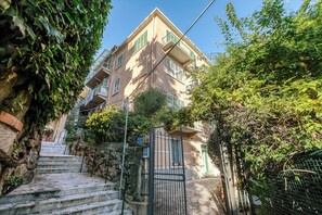 A multi-story building with a stone staircase leading to a gated entrance. - Appartamento Villa Mary - Sea View & Balcony, Sanremo, Italy (Sanremo)