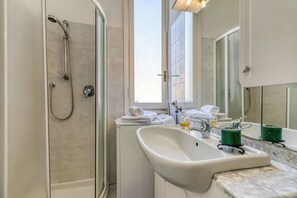 Bruser, hårtørrer, bidet, håndklæder