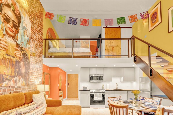 1 bedroom, iron/ironing board, WiFi, bed sheets - Casa DT Vancouver - Mexican Theme (Vancouver)