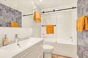 Secador de cabelo, toalhas de banho, sabonete, papel higiênico