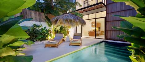 2 outdoor pools, pool loungers