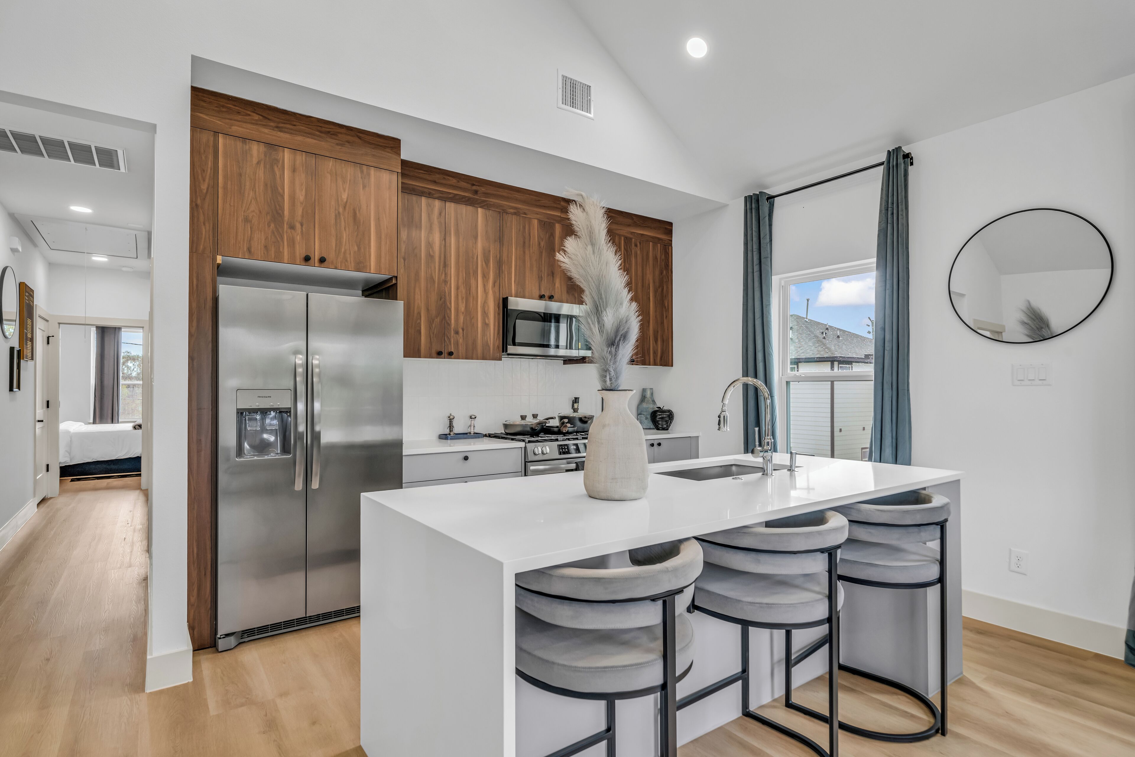 Kjøleskap, mikrobølgeovn, ovn og kokeplater